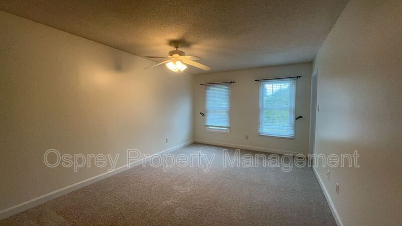 Spacious 4-Bedroom Home with Sunroom! - Photo 26