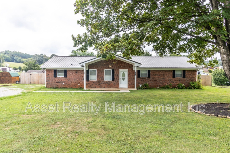 Strawberry Plains House: 2821 Vicksburg Lane