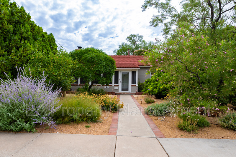 Albuquerque House: 520 San Pasquale Ave SW