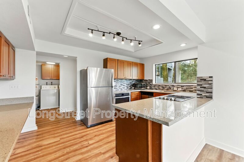 Lake Oswego House: 48 Eagle Crest Dr