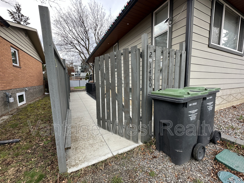 Kelowna Condo: 2-1480 Flemish St