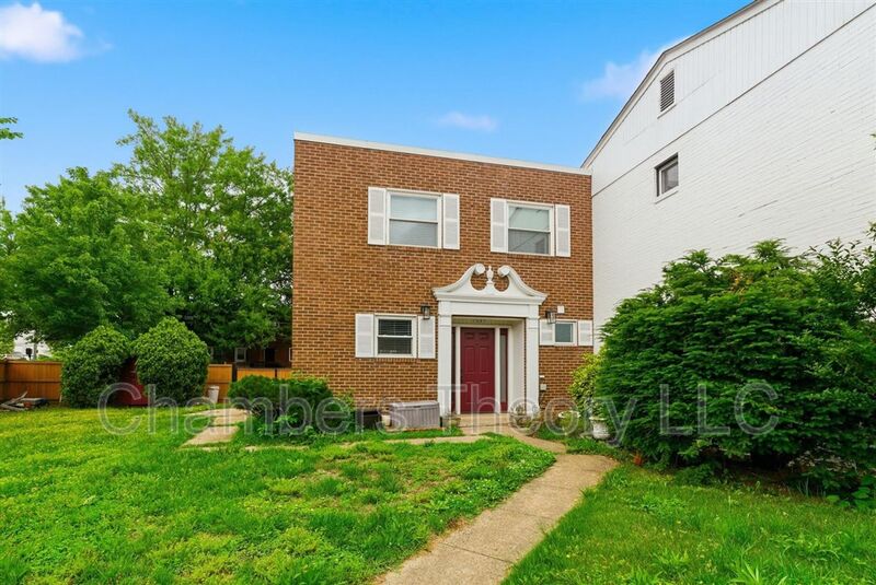 Alexandria House: 1021 First St.