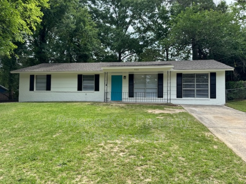Columbus House: 920 Rosewood Dr