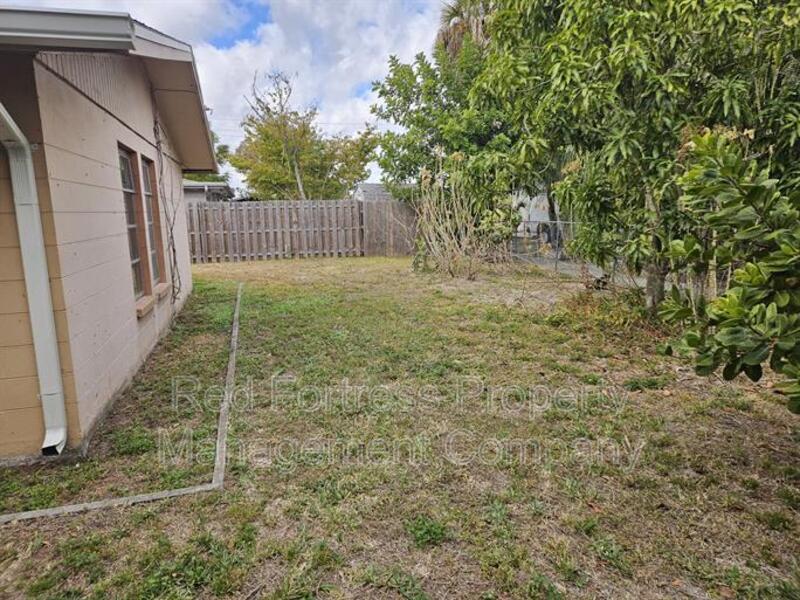 Fort Myers House: 1635 Newport Ct