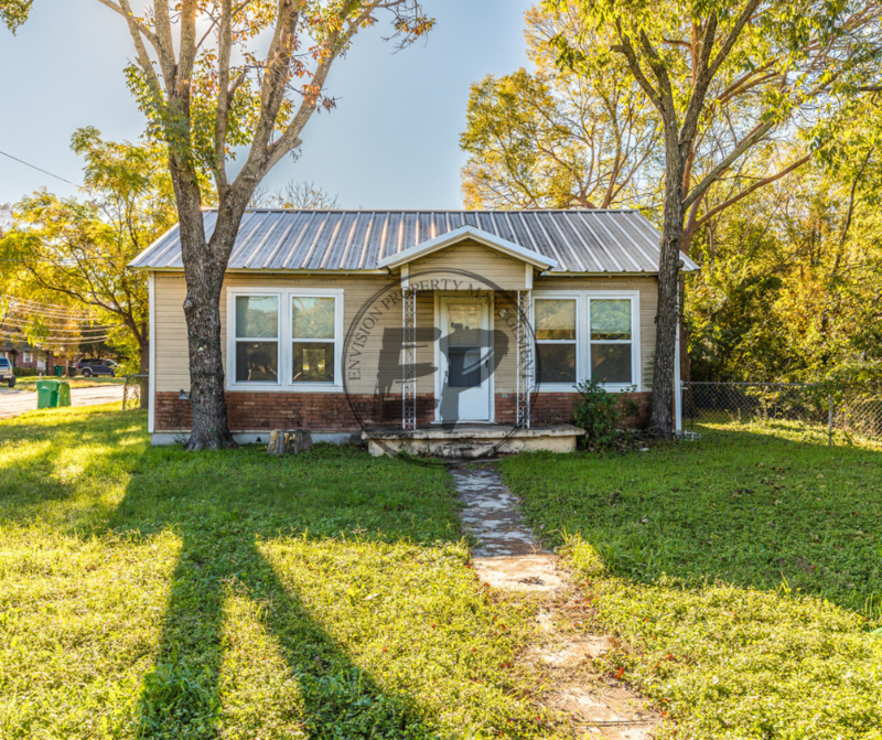 Lacy Lakeview House: 911 East Craven Avenue