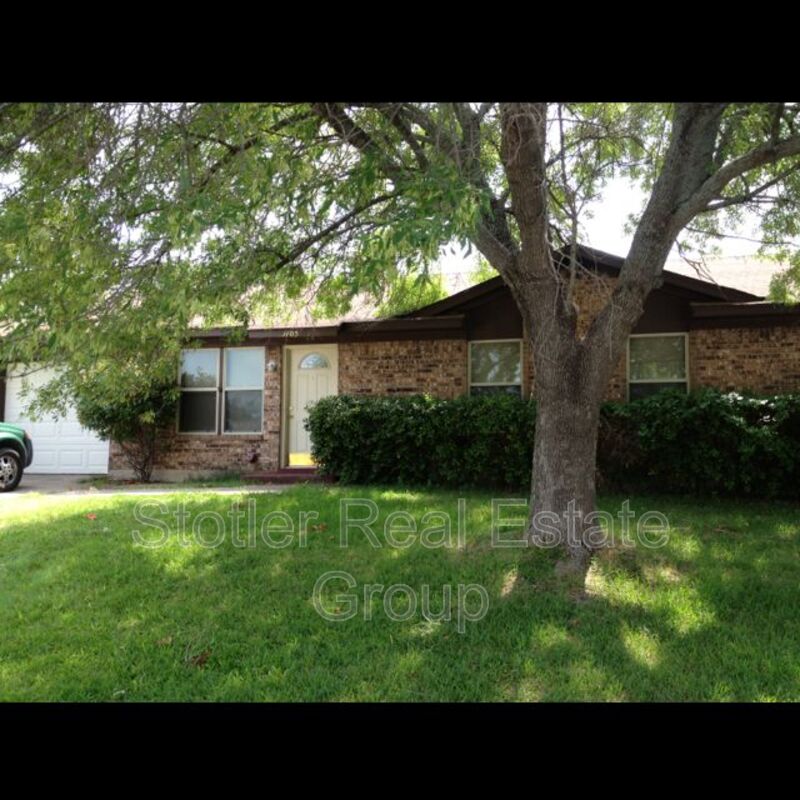 Cedar Hill House: 1105 Saturn Dr