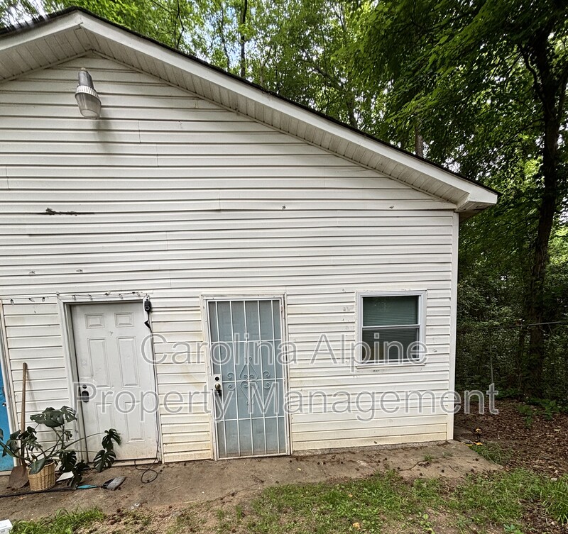 Charlotte House: 2512 Finchley Dr