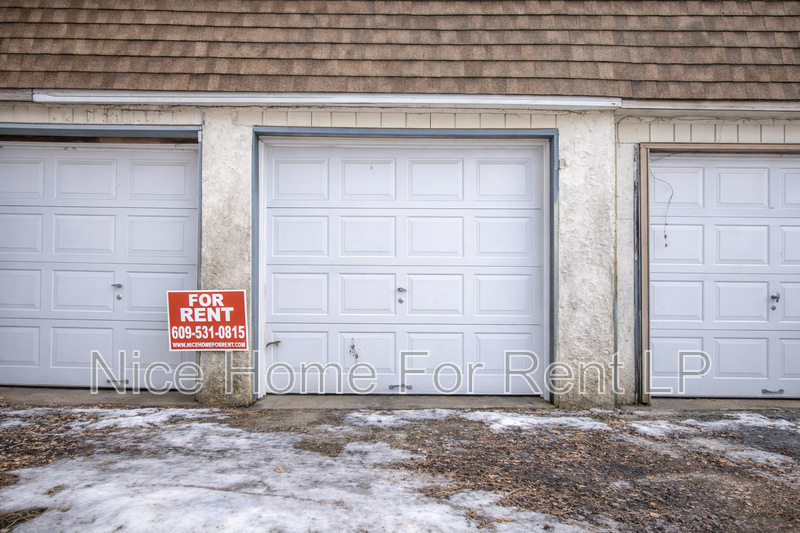 Hamilton Condo: 2001 Genesee St Gar.#11