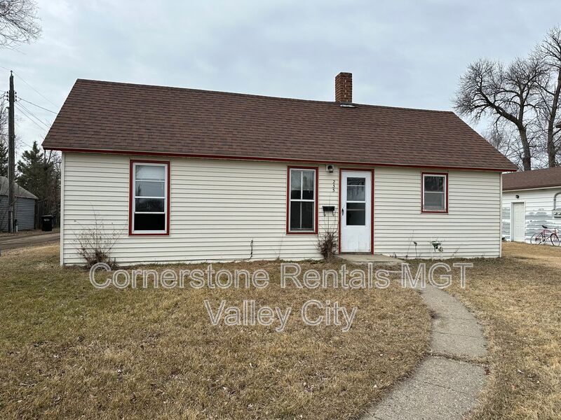 Valley City House: 235 8th Ave NW