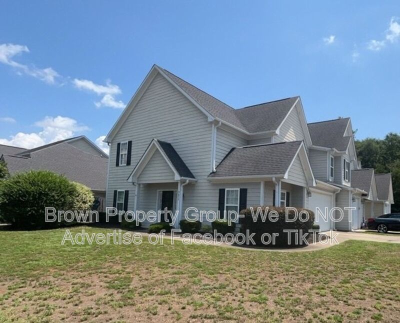 Fayetteville House: 3071 Candlelight Dr