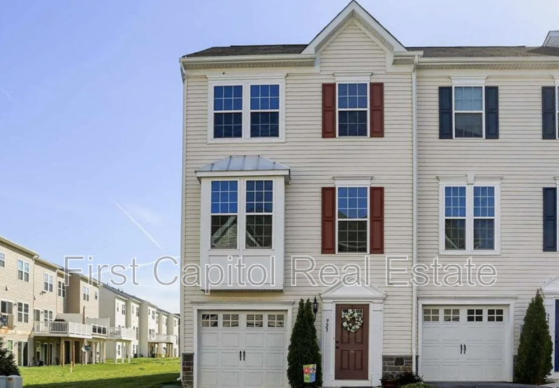 York Townhome: 923 Stonehaven Way
