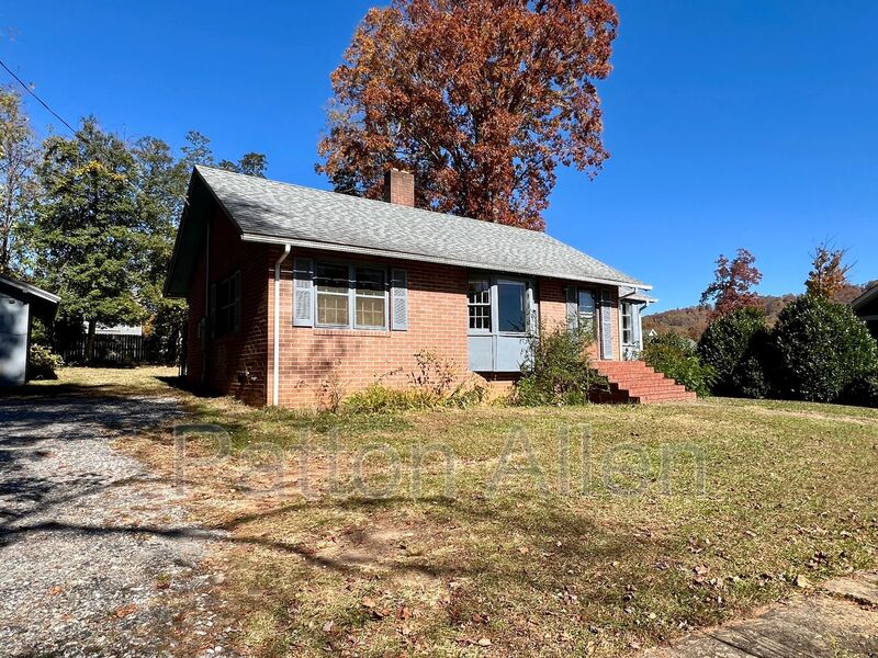 Asheville House: 15 Allen Ave