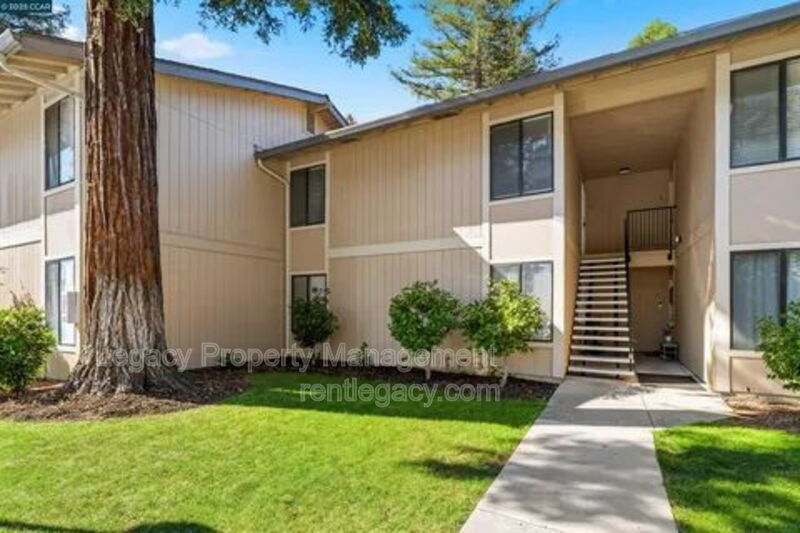 Concord Condo: 2125 Northwood Cir