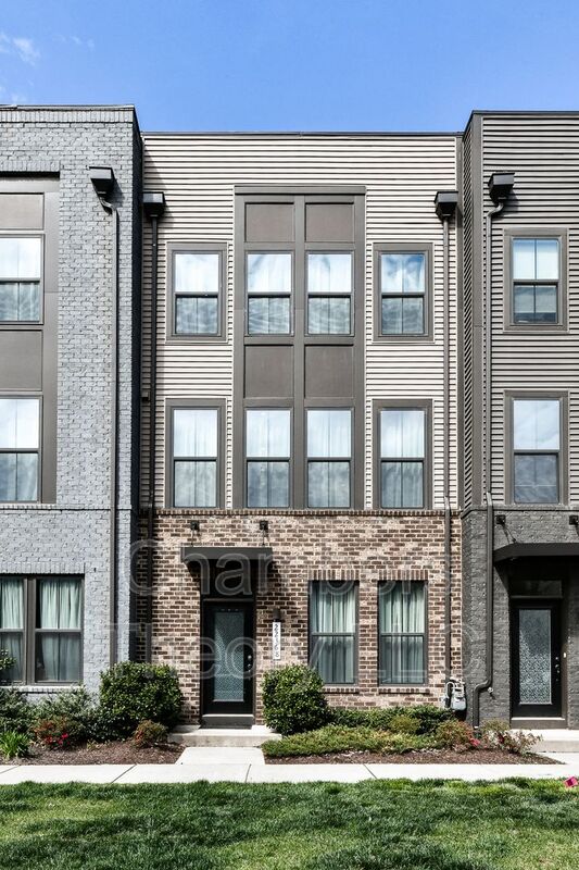 Ashburn House: 22368 Lucas Ter