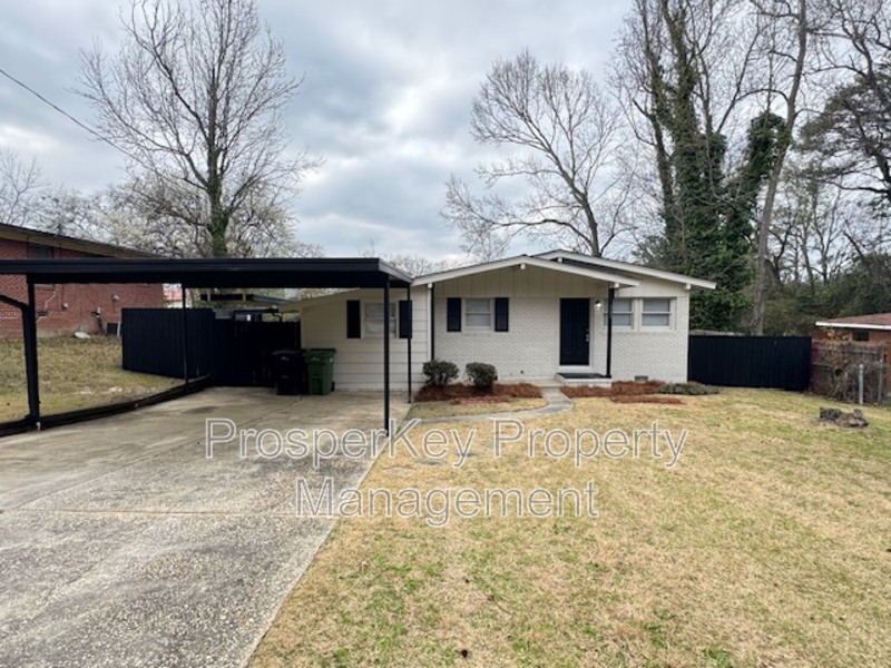 Columbus House: 323 Tennant Ave