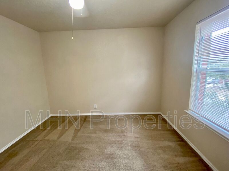 AMAZING home with lots of room in Maverick Creek, Conveniently located near to USAA, Medical Center, and UTSA! - Photo 9