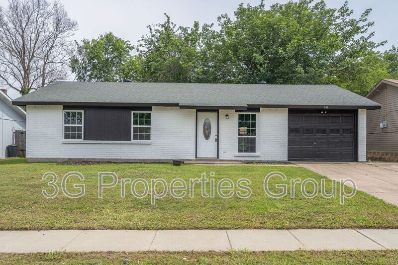 Lewisville House: 930 Briarwood Dr