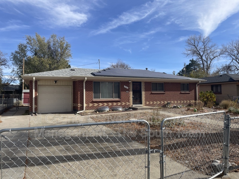 Aurora House: 3086 Victor St