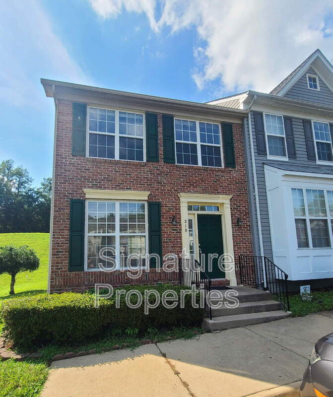 Stafford Townhome: 210 Hillside Ct