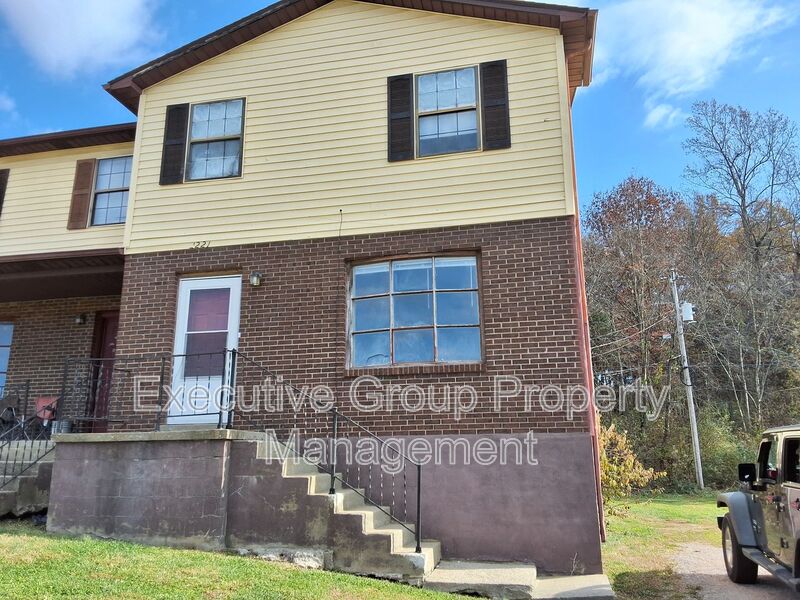 Radcliff House: 1221 CLEAR RIDGE LANE