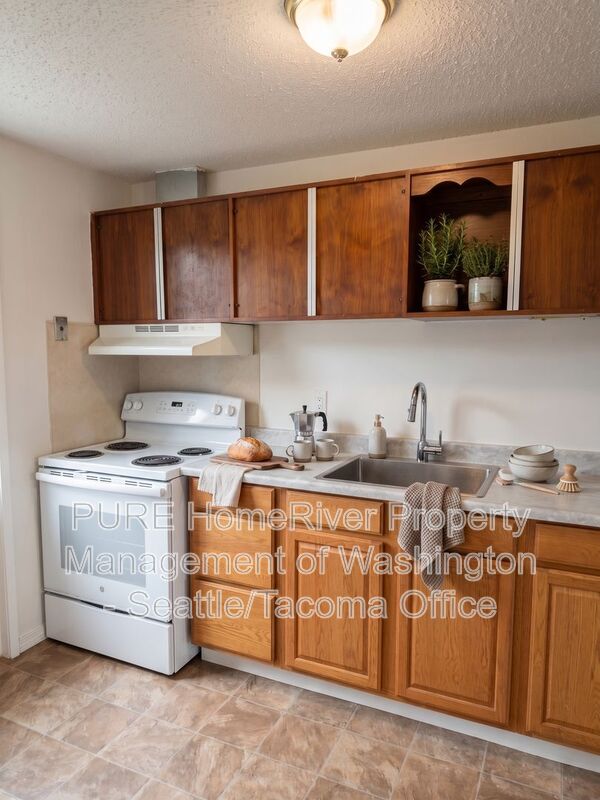 Lakewood House: 11212 Bridgeport Way Sw