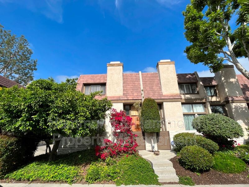 Northridge Townhome: 9000 Vanalden Ave.