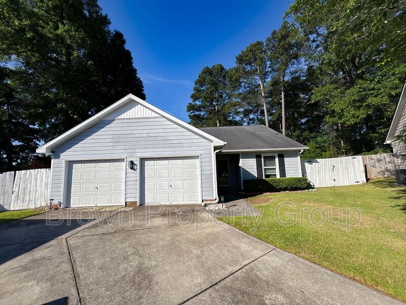 Fayetteville House: 5813 Bacarro Pl