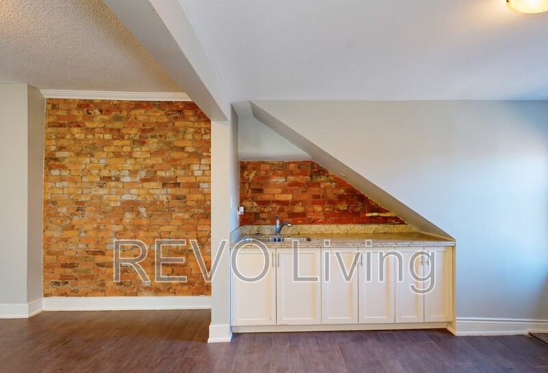 Hamilton House: 463 - 477 King St E