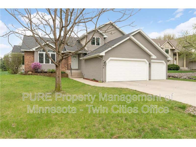 Eden Prairie House: 9994 Dunberry Cir