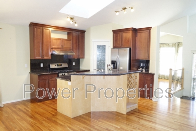 Calgary House: 138 Discovery Ridge Blvd SW