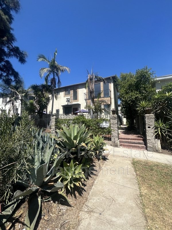 Los Feliz Condo: 3731 Los Feliz Blvd