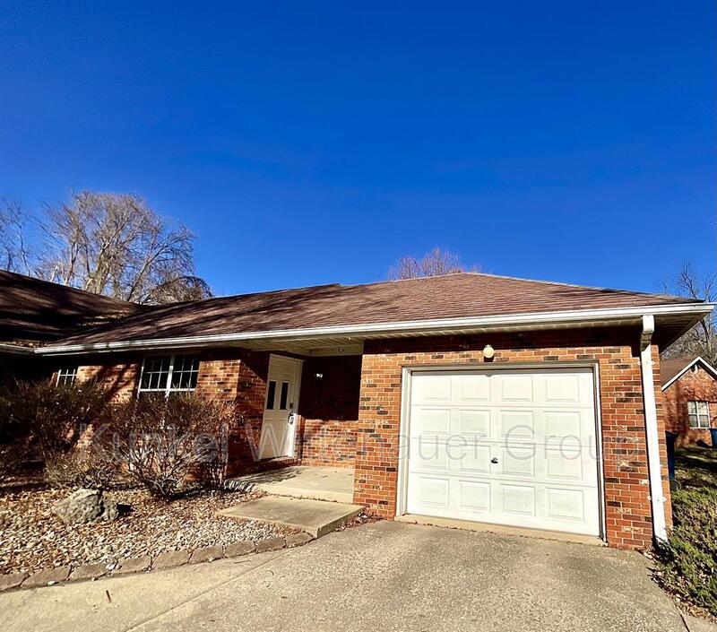 Edwardsville Condo: 64 S. Cherry Hills