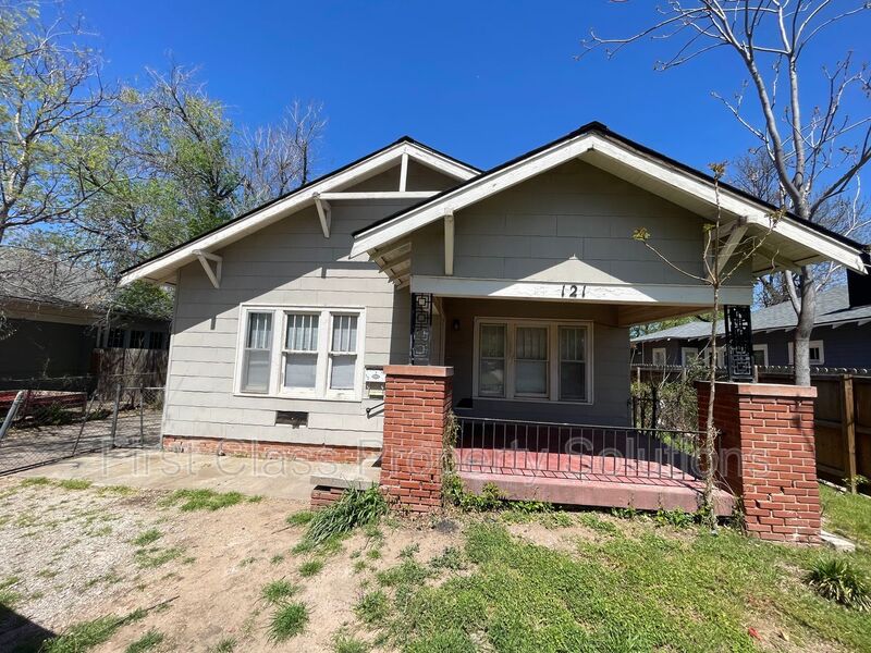 Oklahoma City House: 121 NW 29th St