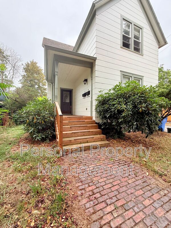 Vancouver Townhome: 409 W McLoughlin Blvd