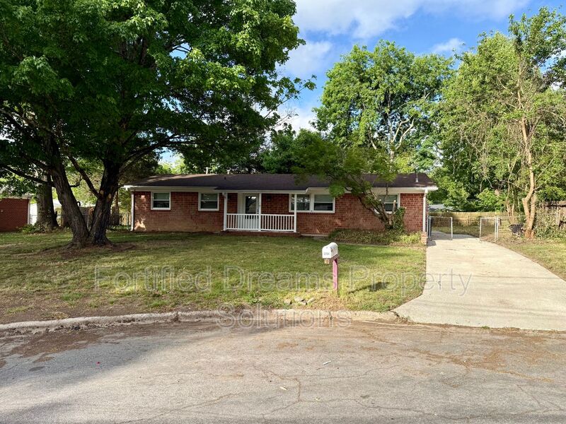 Greensboro House: 2204 Celeste Ct