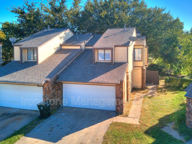 Broken Arrow House: 1109 W Fulton Street