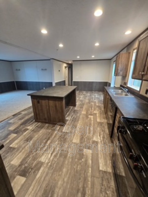 Huxley House: 511 E 1st St