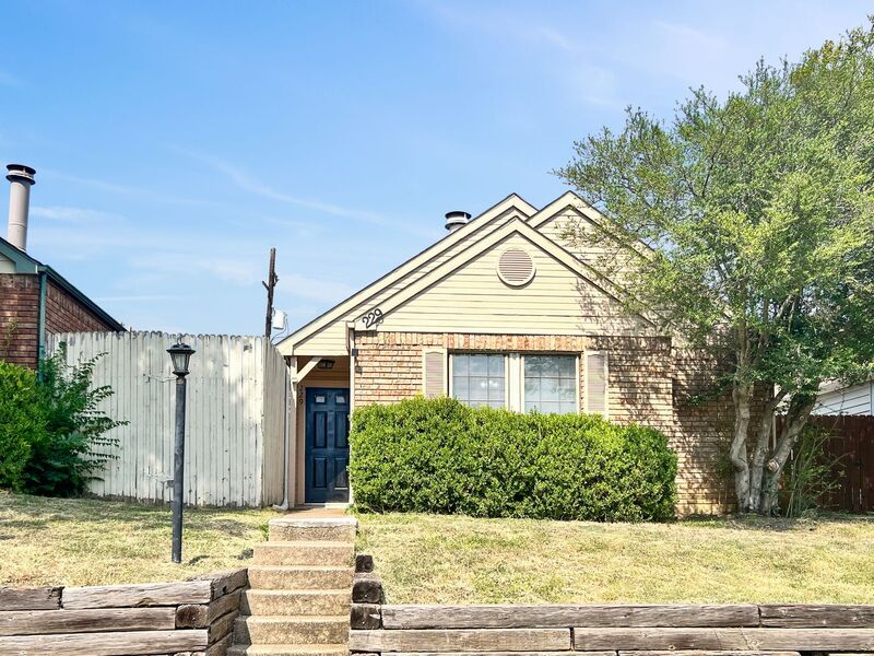 Lewisville House: 229 Teakwood Ln