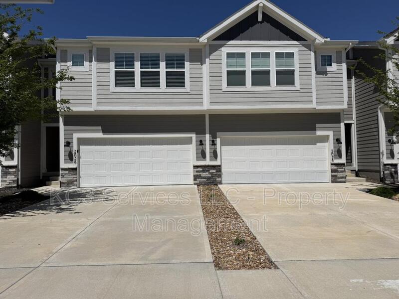 Lee's Summit Townhome: 2026 SW Holdbrooks Dr