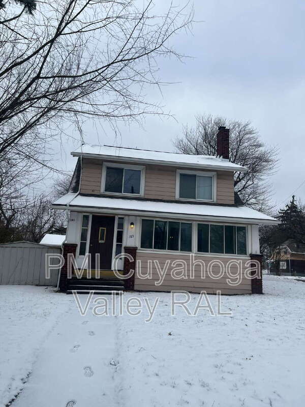 Akron House: 165 Colony Crescent