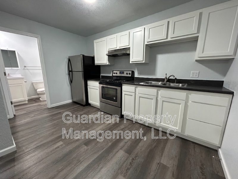 Maryville House: 123.5 N Main