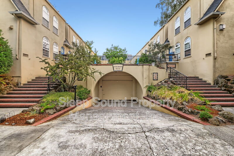 Portland Condo: 909 NE Brazee St