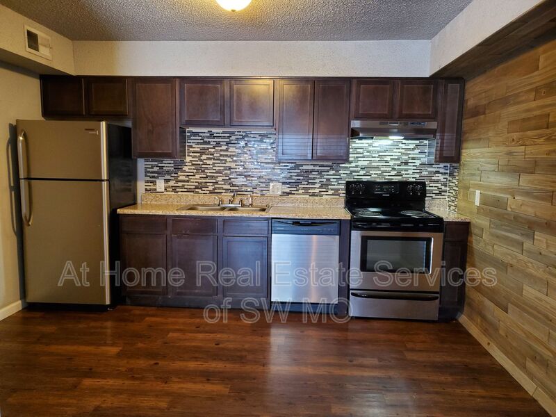 Springfield Condo: 712 E Sunshine