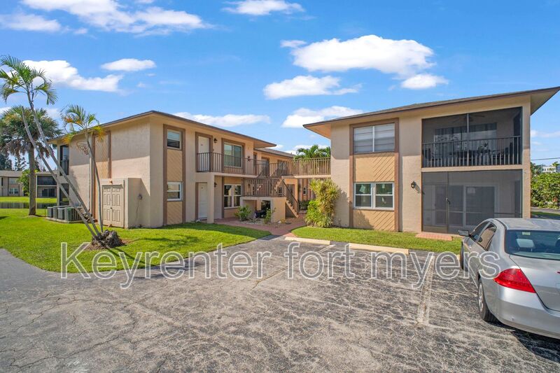 Fort Myers House: 16881 Davis Rd