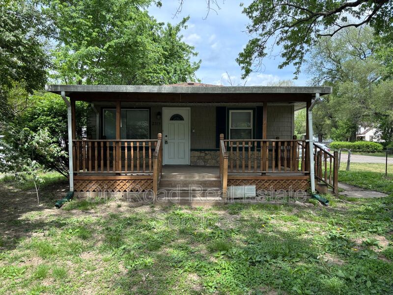 Middletown House: 2315 Waneta Street