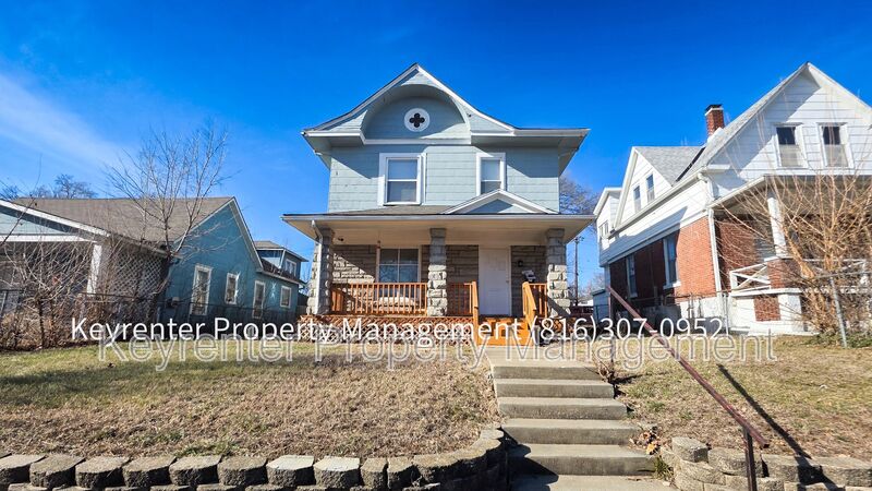 Kansas City House: 142 N Bellaire Ave