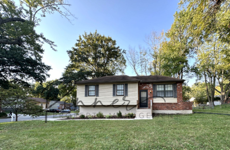 BLUE SPRINGS House: 805 NW OXFORD DR