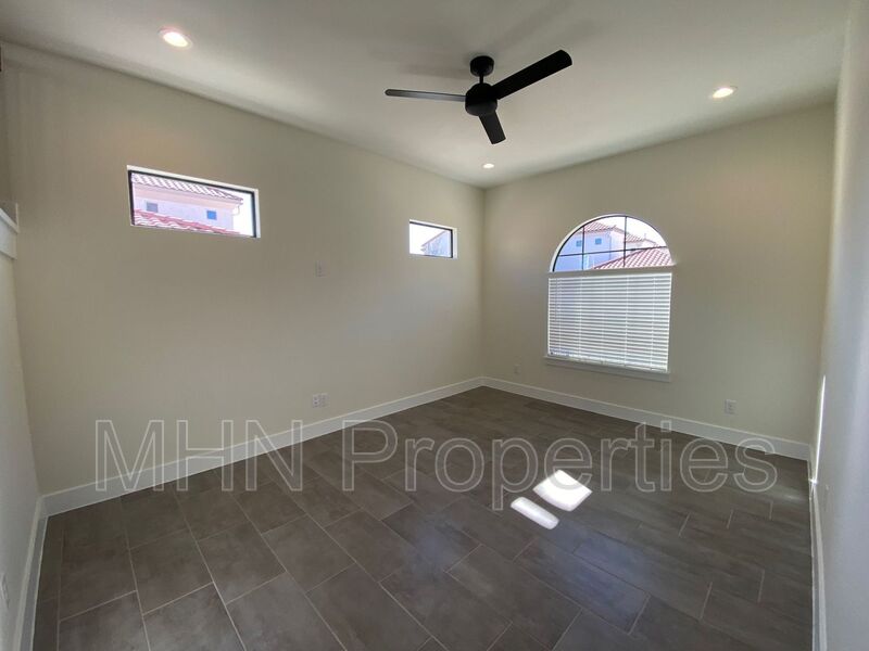 GORGEOUS 2-Story/4 Bed/3.5 Bath Newly built home close to parks, Pearl, and more! - Photo 7