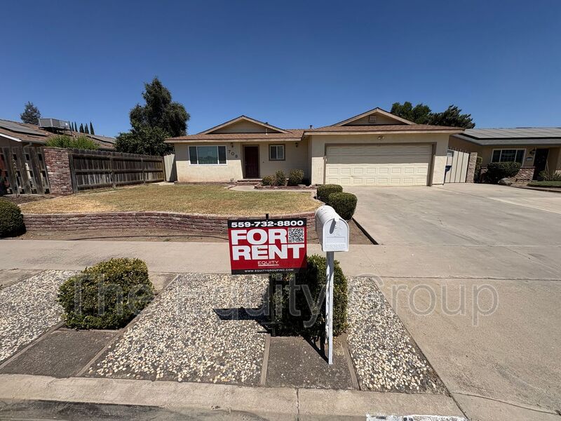 Tulare House: 708 South Peggy St