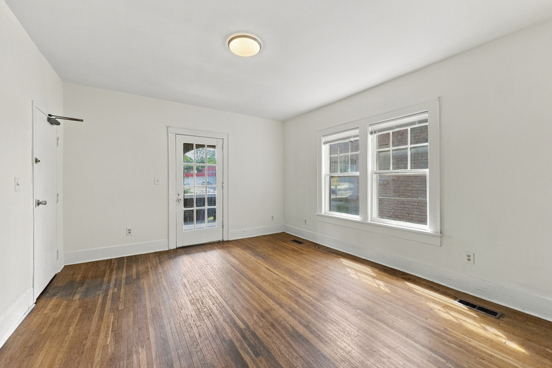 Photograph 3 of 2317 East Magnolia Avenue, 2